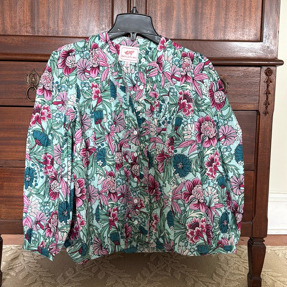 Beautiful floral top.